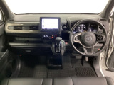 車内は光触媒抗菌消臭施工済です。スタイリッシュなデザインでスポーティなインパネ周りを演出します。グローブボックスやカップホルダーのほかにトレーなどたくさんの収納スペースが付いています。
