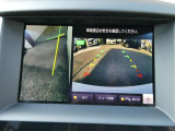 ギアを『R』に入れた後、カメラボタンを押すと、運転席から見えない左側面をナビ画面にうつしてくれるので、幅寄せや縦列駐車がし易くなります。
