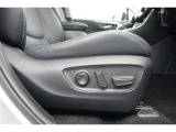 運転席にはパワーシートが付いております。パワーシートは指先1つで操作出来るためチカラの弱い女性の方でもシートに座ったまま操作出来ます♪