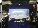 フロントビューカメラが捉えた映像は、車両前方だけでなく、運転席からは見えない左右のエリアもしっかり確認可能。視界を広げ、安全性を向上させます。