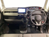 車内は光触媒抗菌消臭施工済です。インパネ周りはスタイリッシュなデザインで機能や装備も充実しています。グローブボックスやカップホルダーのほかにトレーなどたくさんの収納スペースが付いています。