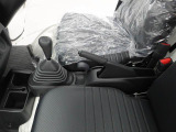 5速マニュアル車です。思い通りのシフト操作ができ、仕事から趣味まで幅広いシーンで軽快な走りをお楽しみいただけます。