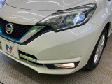 【LEDヘッドライト】悪天候や夜間走行時も良好な視界を確保し安心して運転できる高輝度LEDヘッドライトを装備!点灯速度が早く、消費電力も抑えられています。