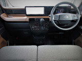 メーカーオプションの日産コネクトインフォテイメントシステム・ETC2.0・プロパイロット・前後ドライブレコーダー・オートエアコン・インテリジェントキー等を装備する運転席まわり。