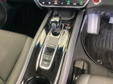 シンプルでとても使いやすいフロアシフトに、パーキングブレーキは電子制御パーキングブレーキです。