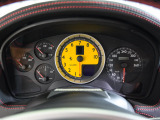 高回転域まで回した際に響き渡るV8エグゾーストノートは、フェラーリファンを魅了する美しい音色です。