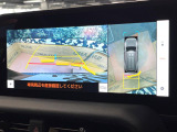 【パノラミックビューモニター】専用のカメラにより、上から見下ろしたような視点で360度クルマの周囲を確認することができます☆死角部分も確認しやすく、狭い場所での切り返しや駐車もスムーズに行えます。