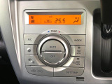 【オートエアコン】一度お好みの温度に設定すれば、車内の温度を検知し風量や温度を自動で調整。暑い&hellip;寒い&hellip;と何度もスイッチ操作をする必要はありません。快適な車内空間には必須の機能ですね♪