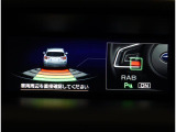 スバルのリアソナーセンサーとブレーキの連動機能は、リヤバンパーに内蔵された4つの 音波センサーで後方の障害物を検知し、衝突の危険がある場合に警報とブレーキで被害を軽減します。