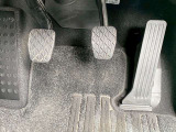 【オルガン式アクセルペダル】かかとを支点として足首とペダルの動きが一致するため、スムーズで正確な操作が可能です。ペダル反力を足の重さで支える事ができるため長時間の運転でも足が疲れにくくなります。
