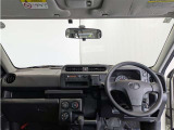 シンプルながら機能性あふれる運転席周りです。 使いやすいスイッチ類の配置によりとても運転しやすいですよ。