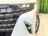 【LEDヘッドライト】悪天候や夜間走行時も良好な視界を確保し安心して運転できる高輝度LEDヘッドライトを装備!点灯速度が早く、消費電力も抑えられています。