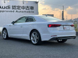 Audiのリヤディフューザーは、車両の後方での空気の流れを整え、乱流を減少させることで、走行安定性を向上させます。またスポーティで洗練された外観を提供し、全体のスタイルに一体感を持たせます。