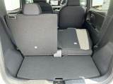 シートを倒すとBOXカーならではのより広い荷室です