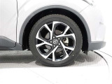 タイヤサイズは(225/50R18)で純正アルミホイールです。