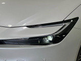 【LEDヘッドライト】悪天候や夜間走行時も良好な視界を確保し安心して運転できる高輝度LEDヘッドライトを装備!点灯速度が早く、消費電力も抑えられています。