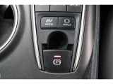 「HOLD」スイッチを押し、システムONの状態にしておくことで、渋滞や信号待ちなどでブレーキを踏んで停車した時にブレーキを保持。アクセルを踏むと解除されます。