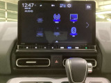 車内は光触媒抗菌消臭施工済です。スタイリッシュなデザインで暖かみのあるインパネ周りを演出します。グローブボックスやカップホルダーのほかにトレーなどたくさんの収納スペースが装備されています。
