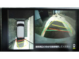 車を上から見下ろした視点で駐車をサポートするパノラマビューを搭載。運転席から確認しにくい車両周囲の状況を確認できます。