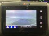 【バックカメラ】運転が苦手な方も車庫入れラクラクです!ギアをリバースに入れれば自動的に切り換わりますので、面倒な操作は不要です♪狭い駐車場もお車を傷つけず安心ですね!
