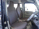 【清潔感のある運転席&助手席】隅々までクリーニングの行き届いた運転席&助手席。目立ったシミや汚れ等もございません。