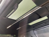 【ガラスルーフ】ガラスルーフ搭載で車内の解放感が一気にアップ!開放的なドライブをお楽しみいただけます。