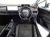 革巻きステアリングで快適な操作性の運転席です。