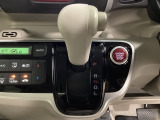 CVT車のセレクトレバーです。低速から高速まで、変速ショックのないスムーズな走りを実現するとともに、エンジン効率のよい領域を維持することで燃費にも貢献します。