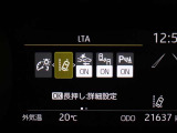 レーダークルーズコントロール使用時に、同一車線内中央を走行できるよう操舵を支援するレーントレーシングアシスト(LTA)が装着されています。