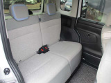 後席はひざ周りスペースも広く脚を組んで座れるほど。フロア部には段差がないので足元にも窮屈さを感じません。