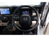 運転中もハンドルでの操作が可能です。特に高速道路等の目が離せない運転時には、便利さだけでなく、安全性も兼ね備えております。