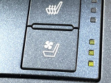 【シートヒーター&ベンチレーション】夏場は涼しい風でお尻や背中の熱やムレを防ぎ、冬はエアコンよりも早く温まってポカポカに!季節を問わず快適に過ごせます。