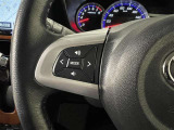 ステアリングスイッチ付きで、運転中に視線を前に向けたまま操作できます。
