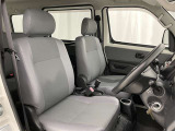 高いホールド性で運転姿勢が安定します。長距離ドライブでも疲れにくいのが魅力です。快適なドライビングライフをお送りください♪