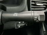 【オートライト】車のセンサーが周囲の明るさを感知し、自動でヘッドライトを点灯・消灯する機能です。この機能は夕暮れ時の交通事故が多い時間帯の安全性を高めてくれます。