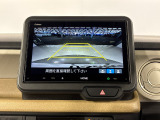 後退時に車両の後ろ側をモニター画面に表示します。車庫入れが苦手な人もこれで安心♪