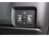 リアは両側パワースライドドアで、開閉には運転席のスイッチ、またはスライドドアのドアハンドルを少し引くだけで自動開閉します。