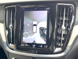 【360&deg;ビューカメラ】4台の高解像度カメラで360度の鳥瞰図を表示。隣の車や壁、死角にある障害物などを画面で確認できるため、狭いスペースでの駐車・出入りも安心です。