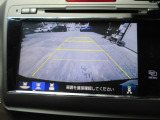 バックカメラの画像です。ガイドラインがスムースな車庫入れをサポートいたします。車庫入れの安心感がアップしますね。