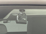【ドライブレコーダー】映像・音声などの運転中の記録を残します。事故などを起こした起こされた時の証拠になりえますので、もしも時でも安心ですね。