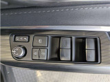 パワーウィンドウのスイッチですよ。 運転席に居ながら窓を開け閉めのコントロールできますよ。 ロック機能で、子供がイタズラして窓を開けるという事も無くなりますよ。