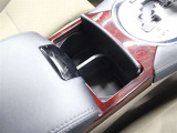 手に取りやすい位置に小物入れ兼カップホルダーを装備しています。