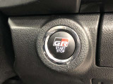 エンジンスタートスイッチです。キーが車内にあれば、エンジンの始動や停止はスイッチを押すだけ!キーを取り出す手間を省き、ワンプッシュで操作できるので簡単でスムーズです。