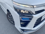 【LEDヘッドライト】悪天候や夜間走行時も良好な視界を確保し安心して運転できる高輝度LEDヘッドライトを装備!点灯速度が早く、消費電力も抑えられています。