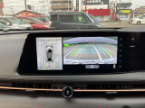 アラウンドビューモニター付きです 上から見たイメージで駐車出来ますので車庫入れの苦手な方も楽に駐車出来ます♪