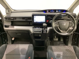 車内は光触媒抗菌消臭施工済です。インパネ周りはスタイリッシュなデザインです。グローブボックスやカップホルダーのほかにトレーなどたくさんの収納スペースが付いています。