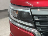LEDヘッドライトは、点灯の瞬間から最大光量を発揮し、突然暗くなるトンネルなどでの安定感を高めます。