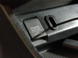 【POWEROUTLET】12V電源ソケットを設置しております。周辺機器の充電にご利用頂けます。
