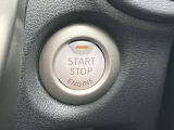 キーを取り出さなくてもエンジン始動ができるプッシュエンジンスターター。車内にキーがあればボタンを押すだけでエンジン始動できます。