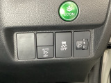 ハンドルの右側にはヘットライトリベライザーとVSA(ABS+TCS+横滑り抑制)の解除スイッチがついています。ヘッドライトリベライザーは道路状況や積荷の加重に応じてライトの高さを調節できます。